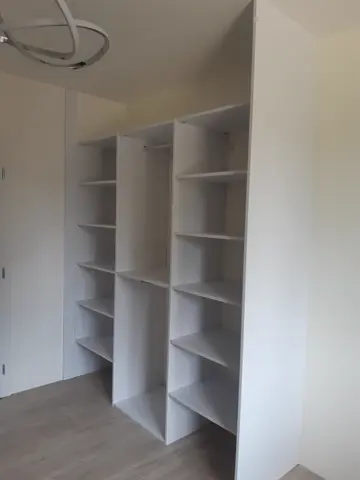 Vnitřní uspořádání skříně na míru, bílá