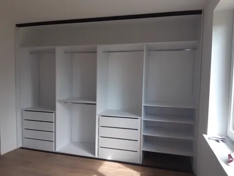Vnitřní uspořádání skříně na míru, bílá