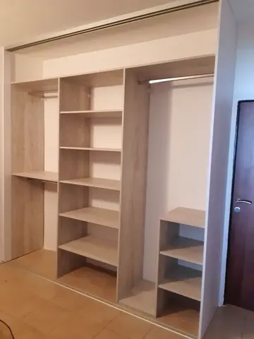Vnitřní uspořádání skříně na míru ve světlém dekoru javor
