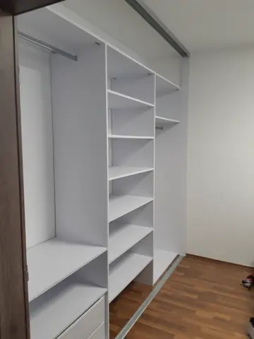 Vnitřní uspořádání skříně na míru, bílá