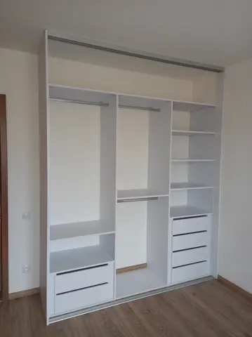 Vnitřní uspořádání skříně na míru, bílá