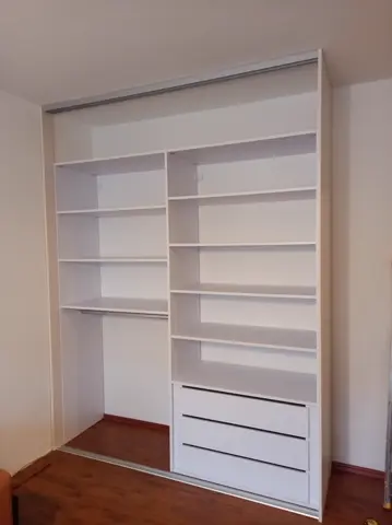 Vnitřní uspořádání skříně na míru, bílá