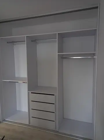 Vnitřní uspořádání skříně na míru, bílá