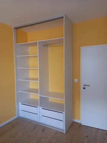 Vnitřní uspořádání skříně na míru, bílá