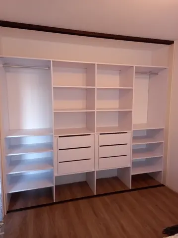 Vnitřní uspořádání skříně na míru, bílá