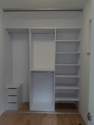 Vnitřní uspořádání skříně na míru, bílá