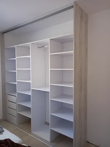 Vnitřní uspořádání skříně na míru ve světlém dekoru javor