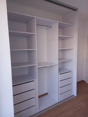 Vnitřní uspořádání skříně na míru, bílá