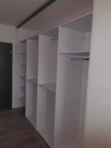 Vnitřní uspořádání skříně na míru, bílá