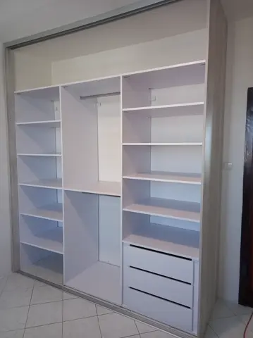 Vnitřní uspořádání skříně na míru, bílá