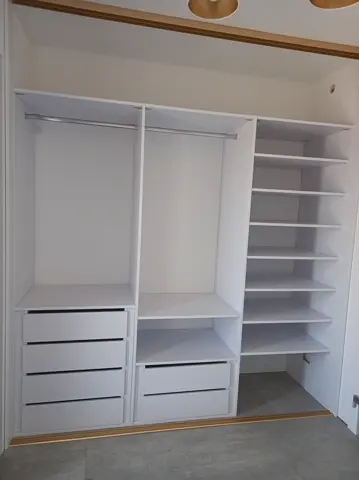 Vnitřní uspořádání skříně na míru, bílá