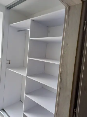 Vnitřní uspořádání skříně na míru ve světlém dekoru javor