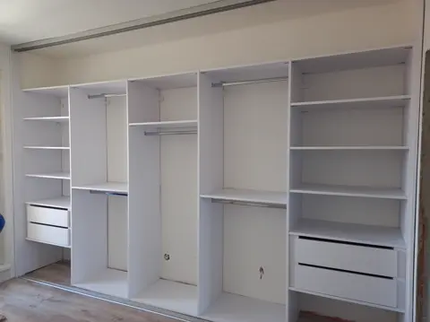 Vnitřní uspořádání skříně na míru, bílá