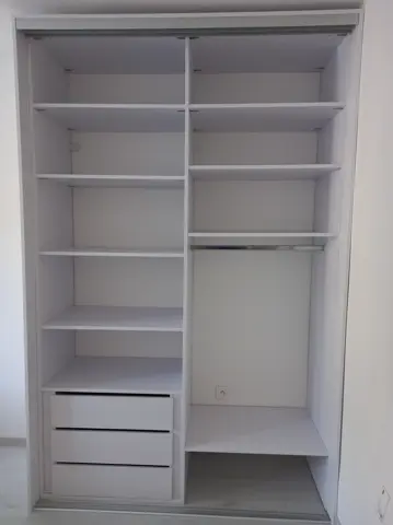 Vnitřní uspořádání skříně na míru, bílá