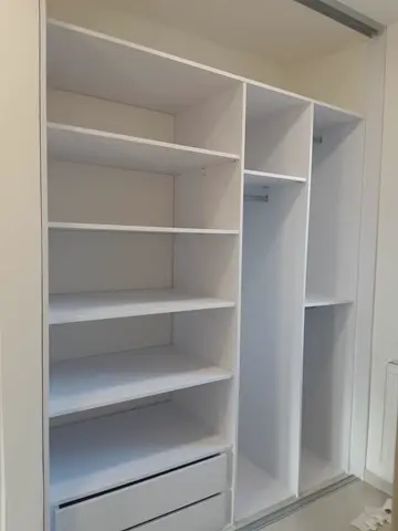 Vnitřní uspořádání skříně na míru, bílá