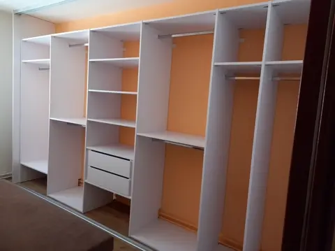 Vnitřní uspořádání skříně na míru, bílá