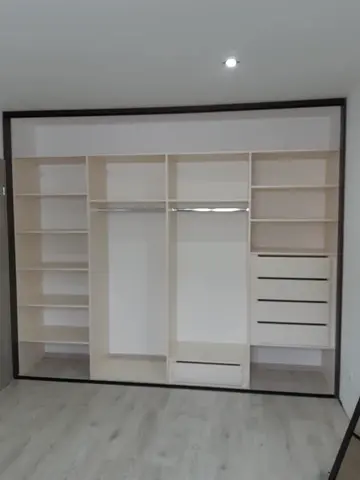 Vnitřní uspořádání skříně na míru, bílá