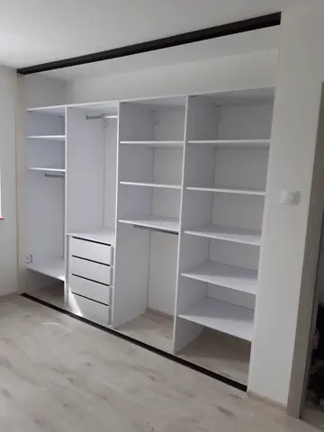 Vnitřní uspořádání skříně na míru, bílá
