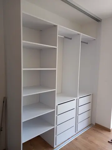 Vnitřní uspořádání skříně na míru, bílá
