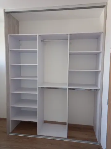 Vnitřní uspořádání skříně na míru, bílá