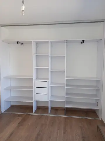 Vnitřní uspořádání skříně na míru, bílá