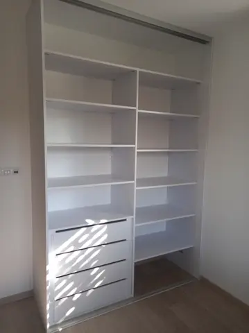Vnitřní uspořádání skříně na míru, bílá