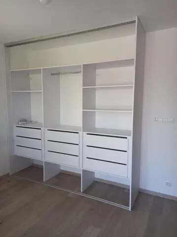 Vnitřní uspořádání skříně na míru, bílá