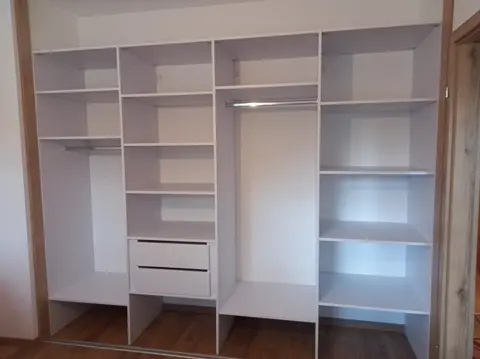 Vnitřní uspořádání skříně na míru, bílá