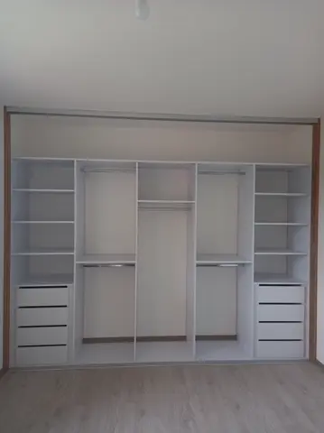 Vnitřní uspořádání skříně na míru, bílá
