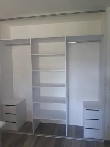 Vnitřní uspořádání skříně na míru, bílá
