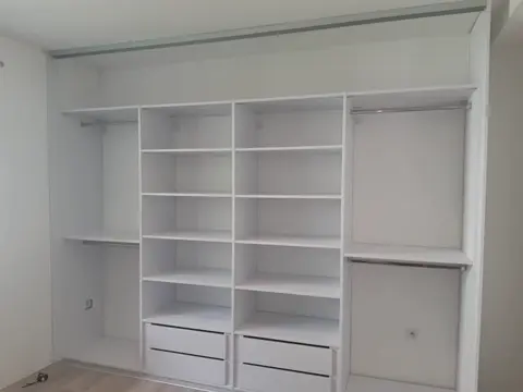 Vnitřní uspořádání skříně na míru, bílá