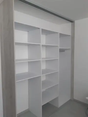 Vnitřní uspořádání skříně na míru ve světlém dekoru javor