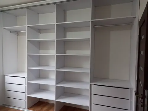 Vnitřní uspořádání skříně na míru, bílá