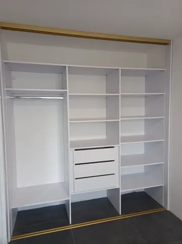 Vnitřní uspořádání skříně na míru, bílá