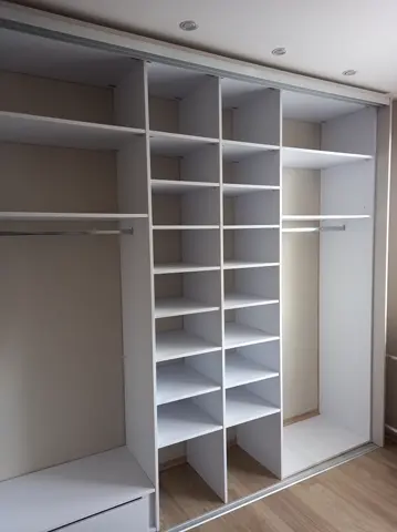Vnitřní uspořádání skříně na míru, bílá