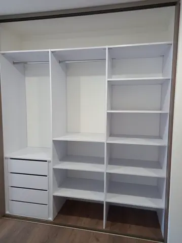 Vnitřní uspořádání skříně na míru, bílá