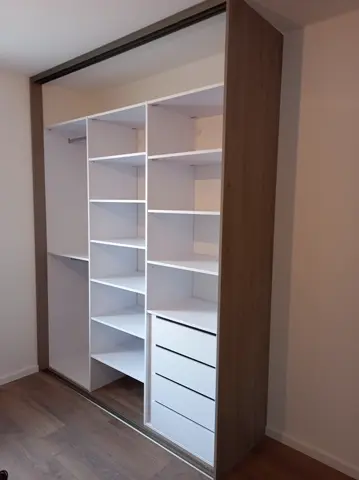 Vnitřní uspořádání skříně na míru, kombinace dekorů