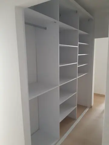 Vnitřní uspořádání skříně na míru, bílá