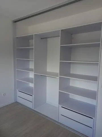 Vnitřní uspořádání skříně na míru, bílá