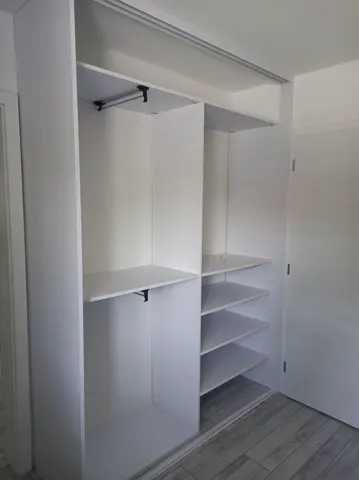 Vnitřní uspořádání skříně na míru, bílá