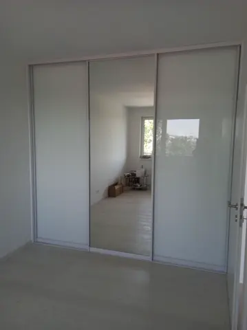Vnitřní uspořádání skříně na míru, bílá