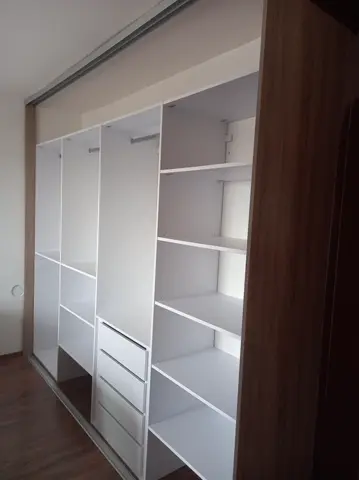 Vnitřní uspořádání skříně na míru v dekoru ořech
