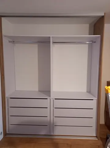Vnitřní uspořádání skříně na míru, bílá