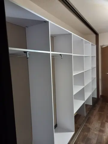 Vnitřní uspořádání skříně na míru v dekoru ořech