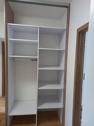 Vnitřní uspořádání skříně na míru, kombinace dekorů