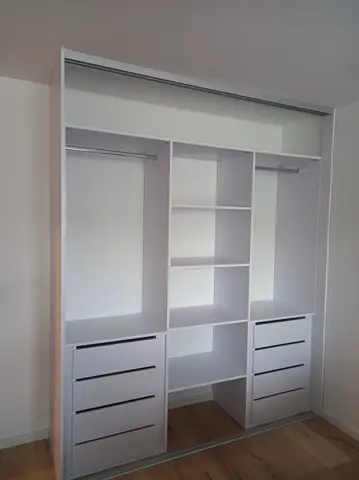 Vnitřní uspořádání skříně na míru, bílá