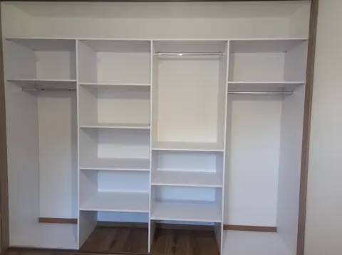 Vnitřní uspořádání skříně na míru, bílá