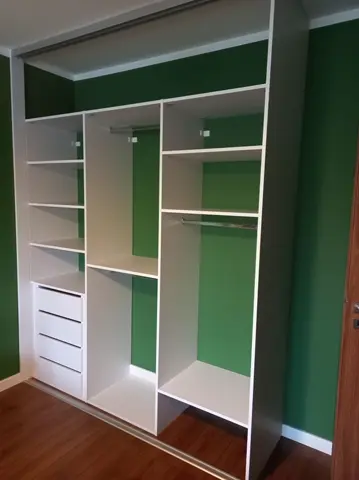 Vnitřní uspořádání skříně na míru, bílá
