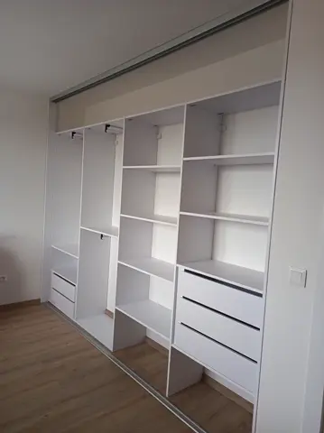 Vnitřní uspořádání skříně na míru, bílá