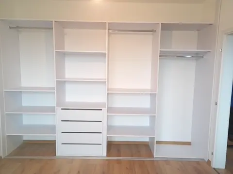 Vnitřní uspořádání skříně na míru, bílá